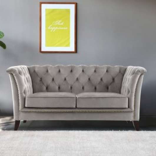 Henry Chesterfield 2-sits soffa i grå sammet + Möbelvårdskit för textilier - 2-sits soffor