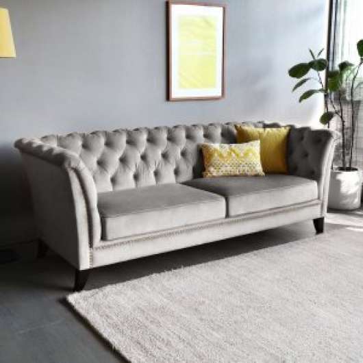 Henry Chesterfield 3-sits soffa i grå sammet + Fläckborttagare för möbler - 3-sits soffor
